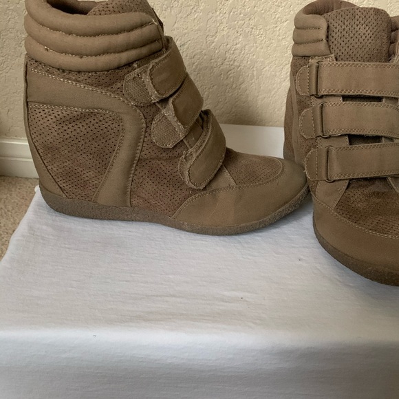 Shoes - Picture 2 of 4